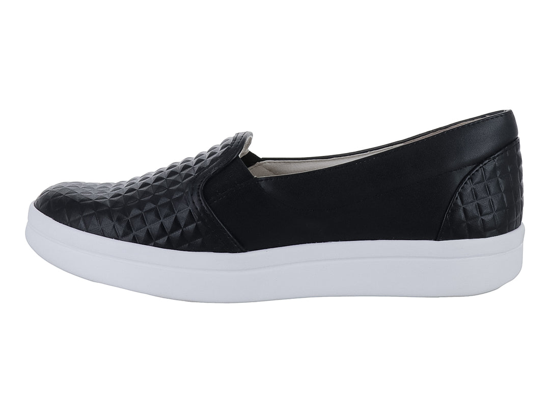 Zapato plano negro con suela blanca y detalles de textura geométrica en la punta y el talón.