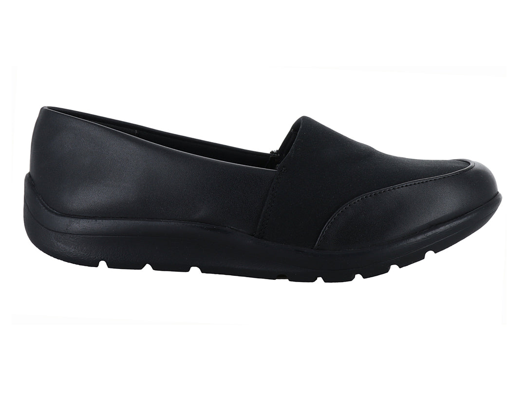 Zapato plano slip-on color negro con suela cómoda y acabado mate.