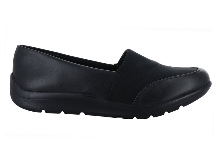 Zapato plano slip-on color negro con suela cómoda y acabado mate.