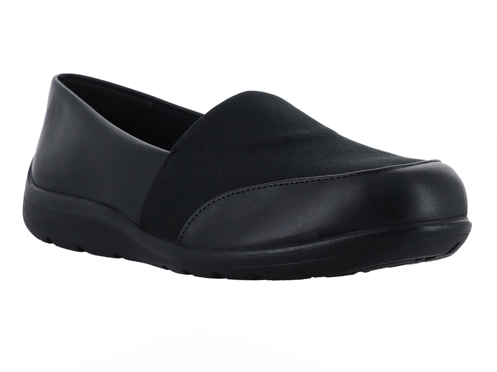 Zapato plano slip-on color negro con suela cómoda y acabado mate.