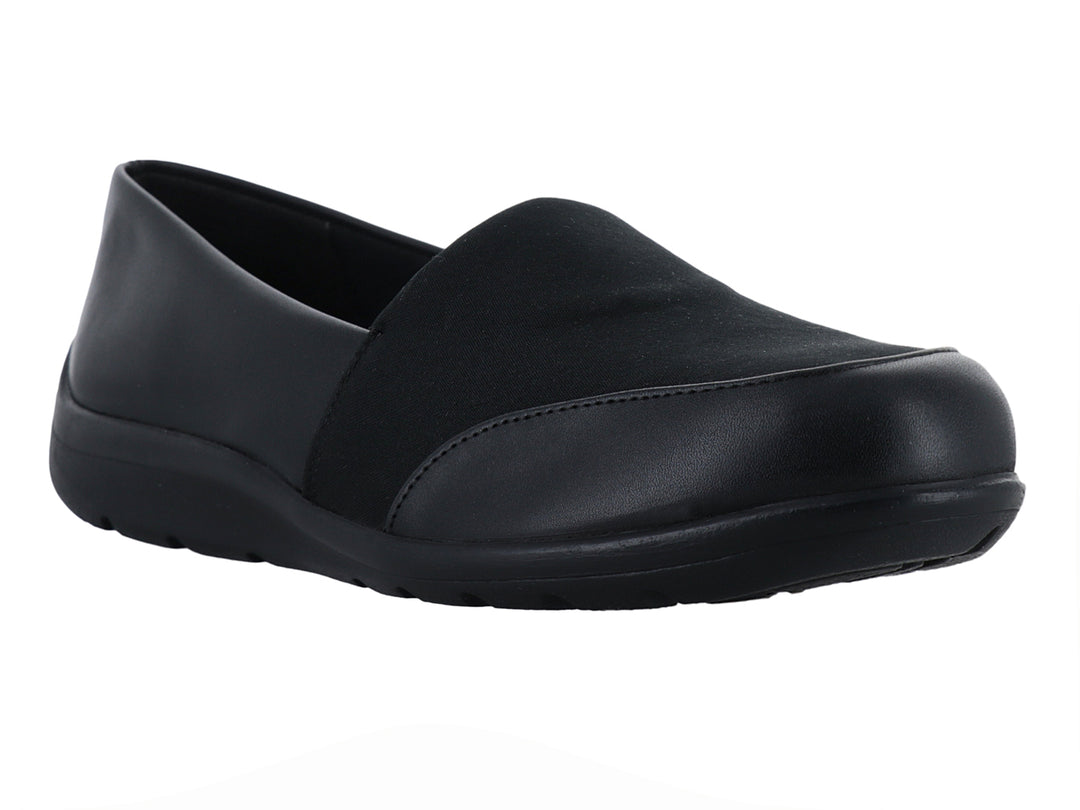 Zapato plano slip-on color negro con suela cómoda y acabado mate.