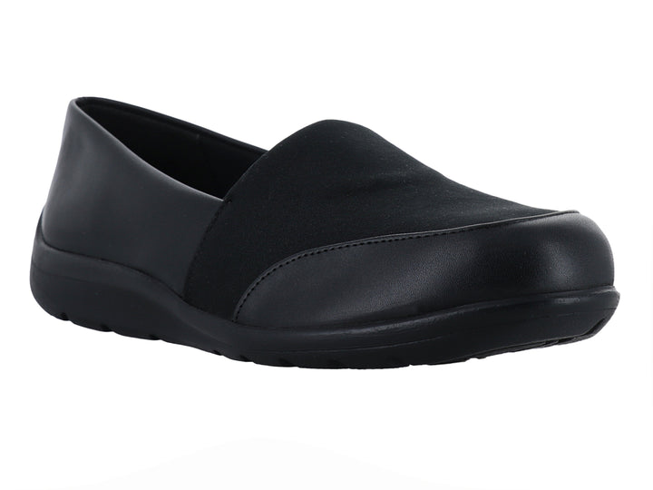 Zapato plano slip-on color negro con suela cómoda y acabado mate.