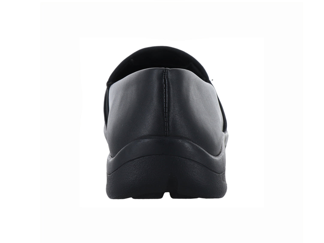 Zapato plano slip-on color negro con suela cómoda y acabado mate.