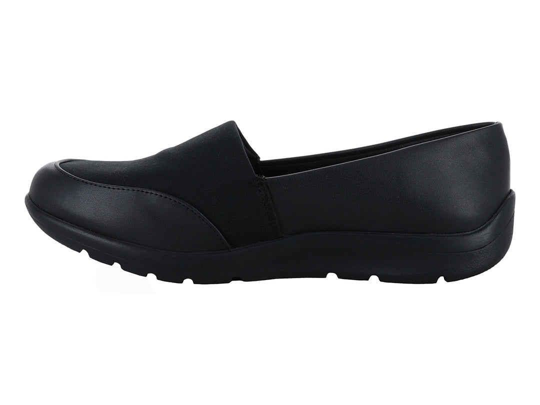 Zapato plano slip-on color negro con suela cómoda y acabado mate.