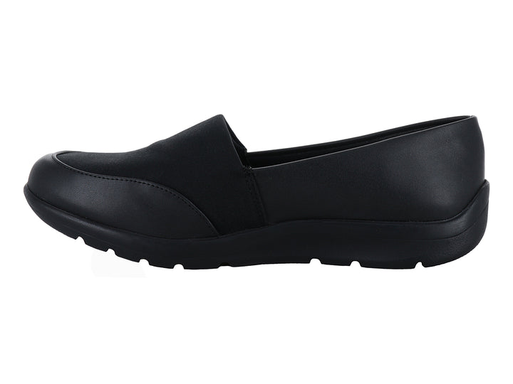 Zapato plano slip-on color negro con suela cómoda y acabado mate.