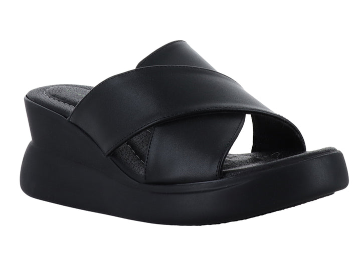 Sandalia de plataforma color negro para mujer con tiras cruzadas y suela gruesa.