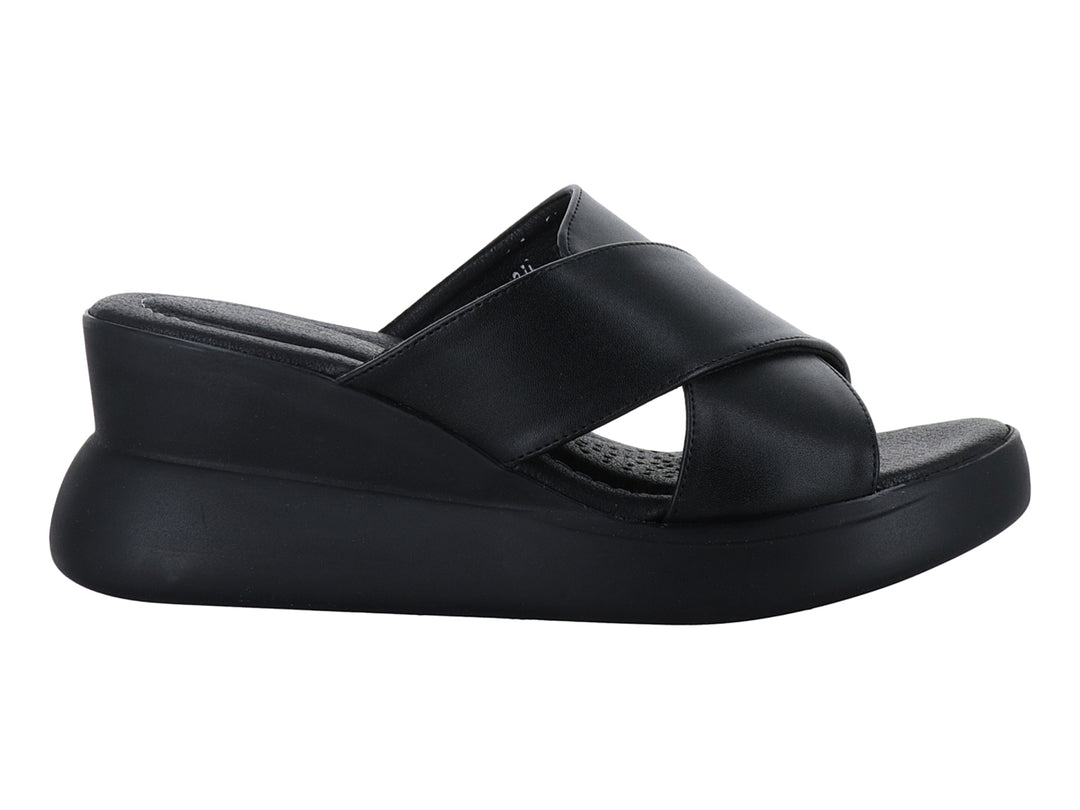Sandalia de plataforma color negro para mujer con tiras cruzadas y suela gruesa.