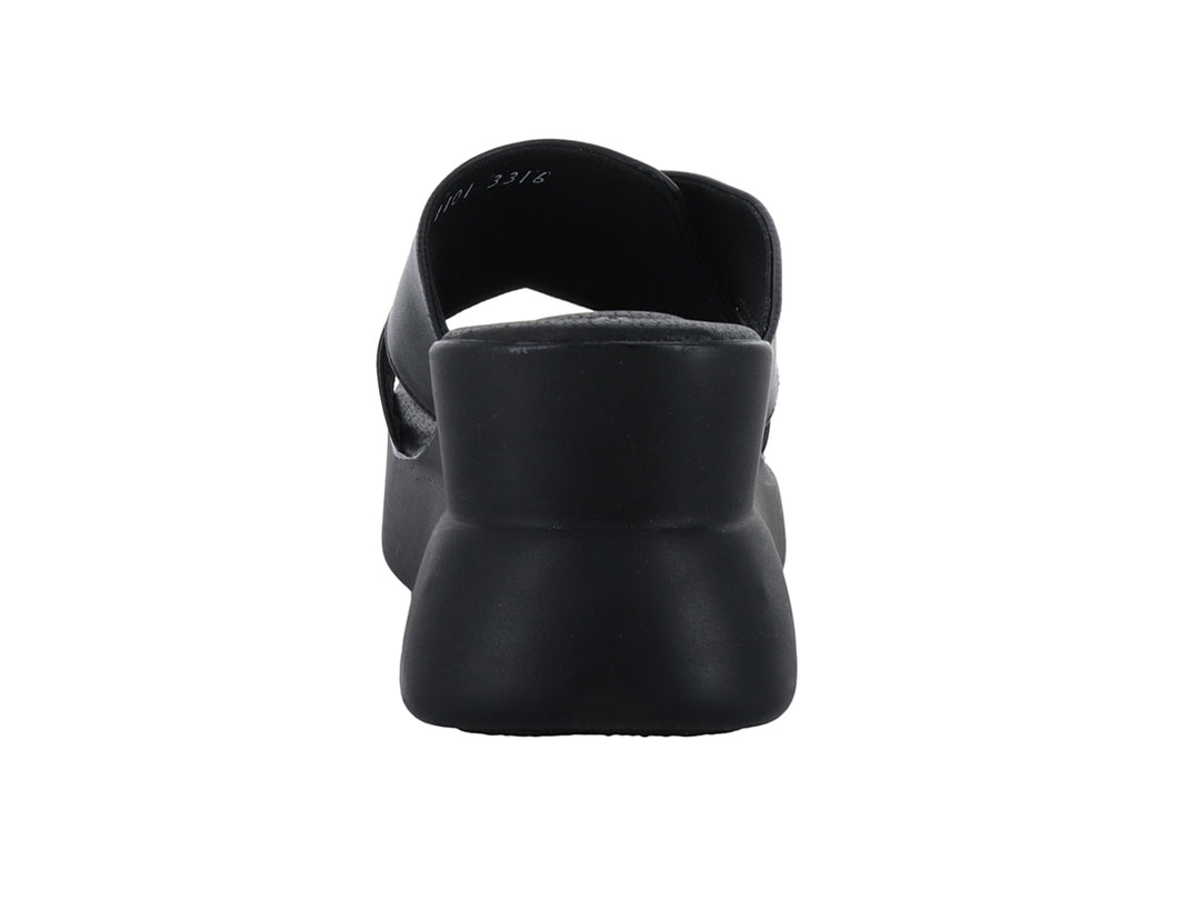 Sandalia de plataforma color negro para mujer con tiras cruzadas y suela gruesa.