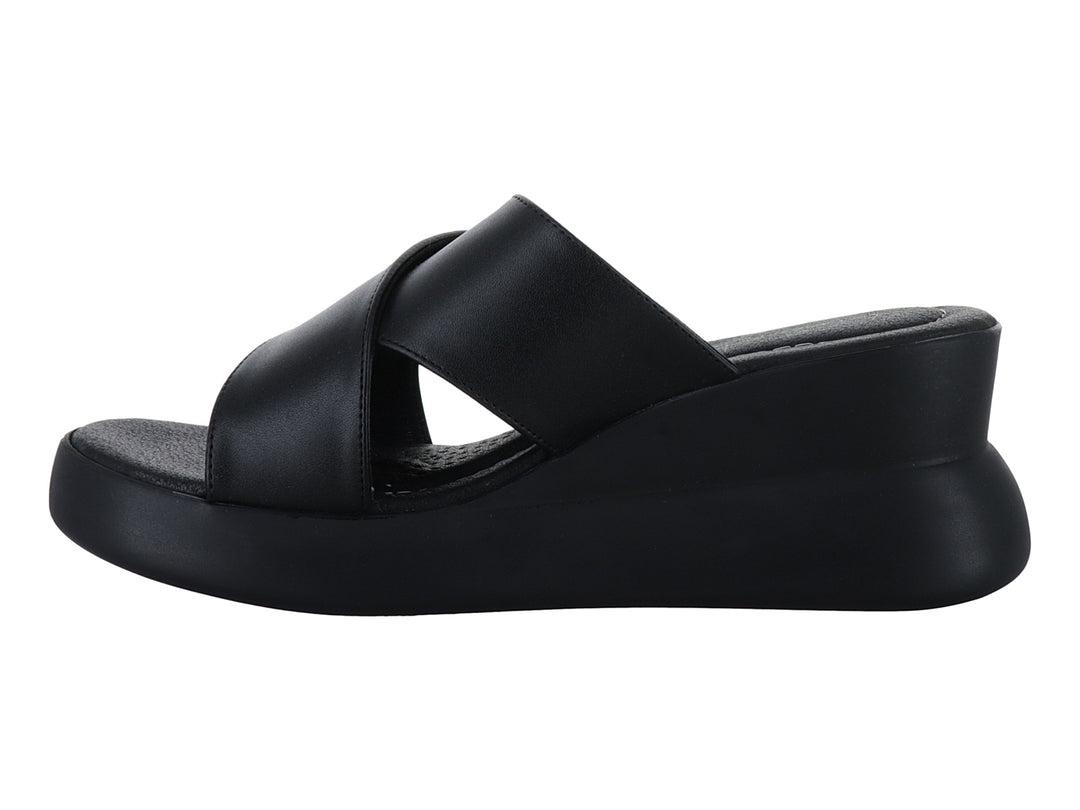 Sandalia de plataforma color negro para mujer con tiras cruzadas y suela gruesa.