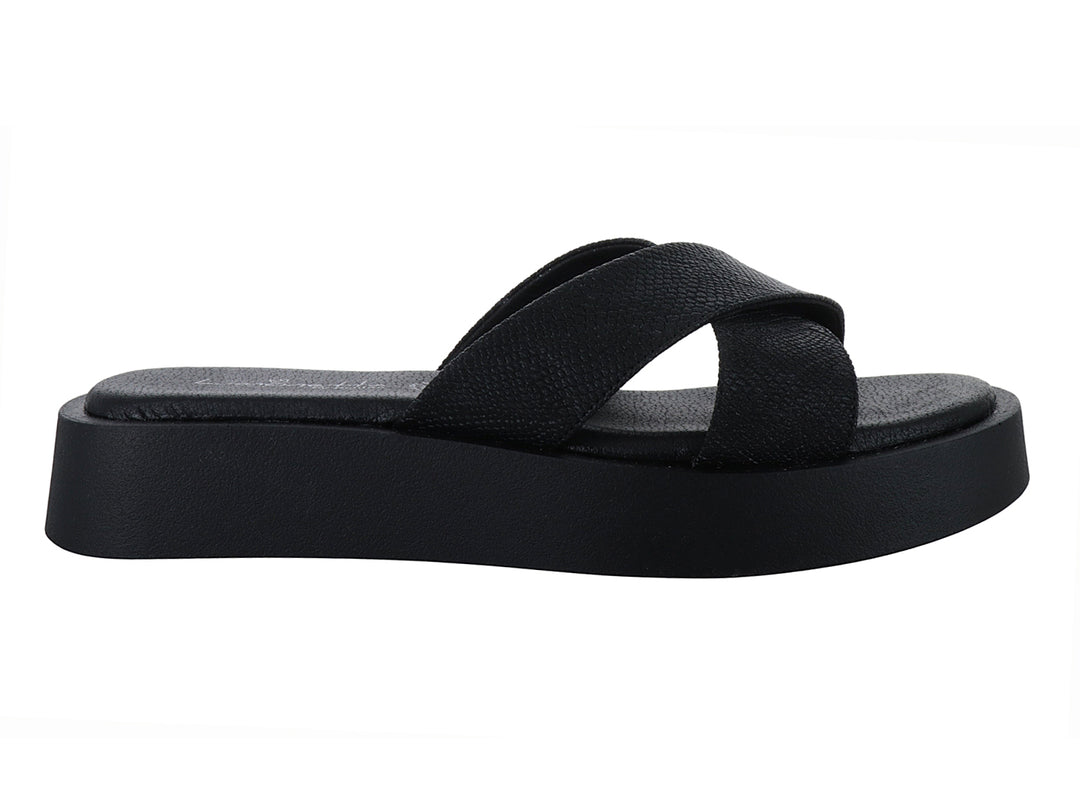 Sandalia de plataforma color negro con tiras cruzadas y suela gruesa.