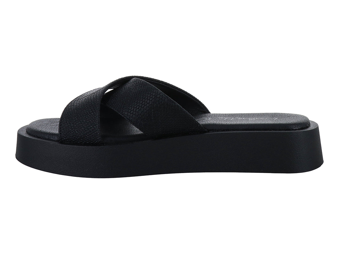 Sandalia de plataforma color negro con tiras cruzadas y suela gruesa.