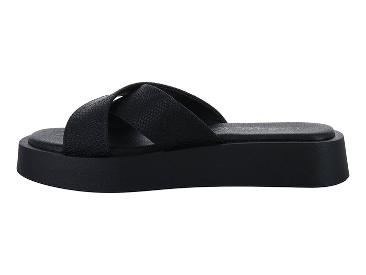 Sandalia de plataforma color negro con tiras cruzadas y suela gruesa.