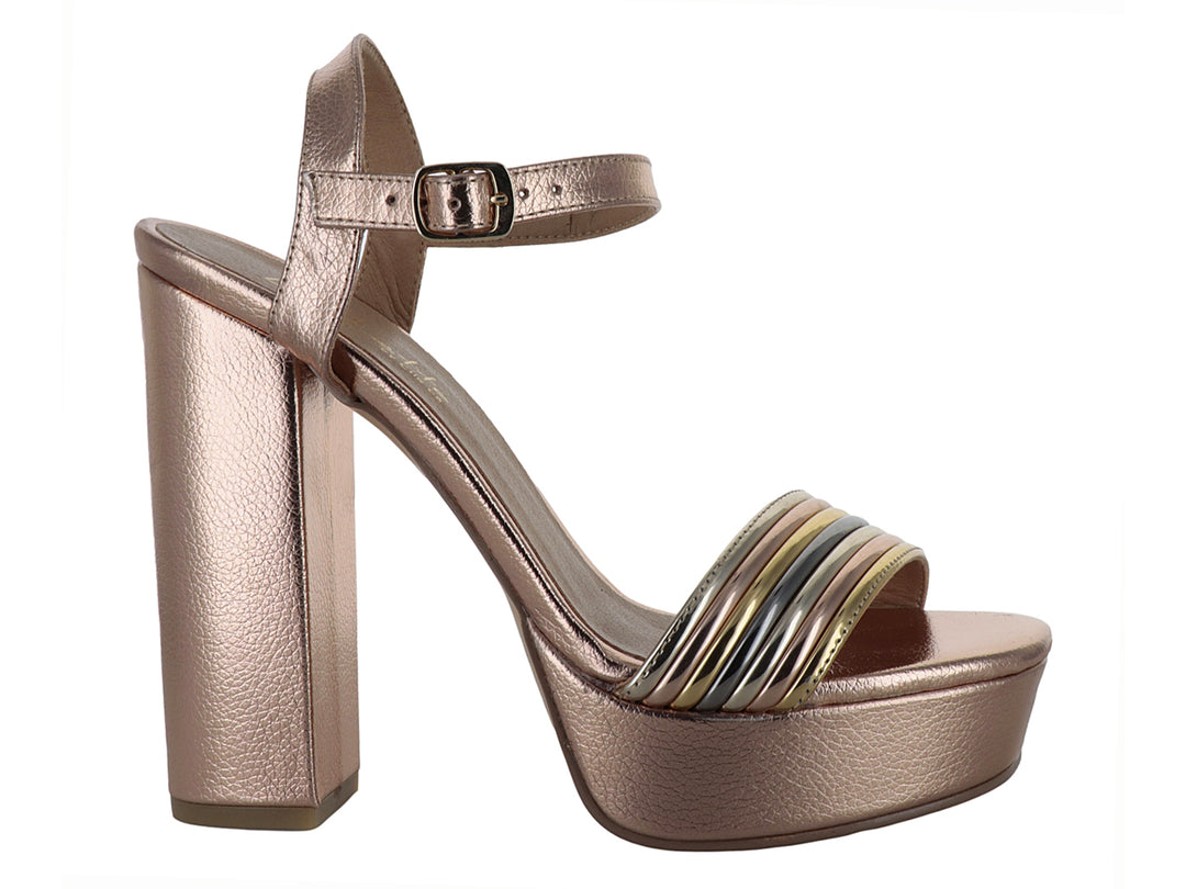 Sandalia de plataforma y tacón grueso en color oro rosado con tiras frontales multicolores.