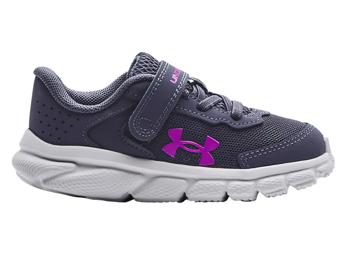 Tenis deportivos Under Armour color morado con suela blanca y logotipo rosa.