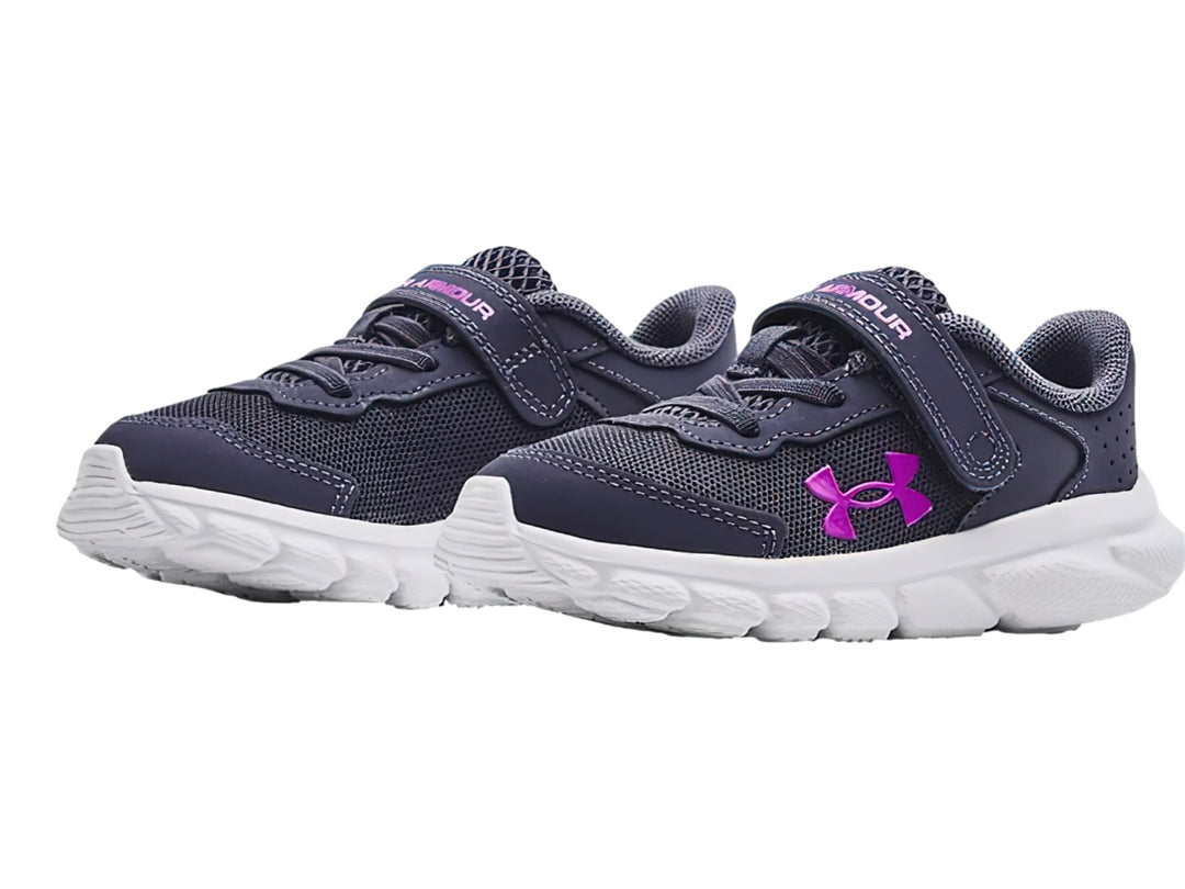 Tenis deportivos Under Armour color morado con suela blanca y logotipo rosa.