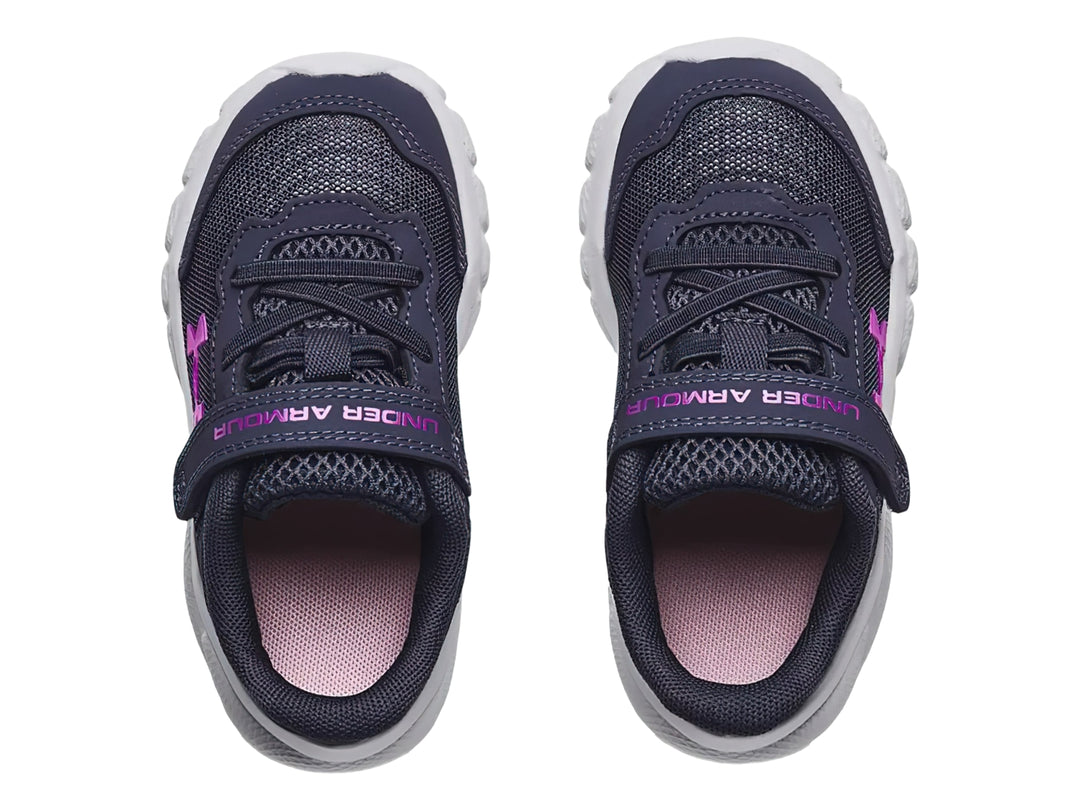 Tenis deportivos Under Armour color morado con suela blanca y logotipo rosa.