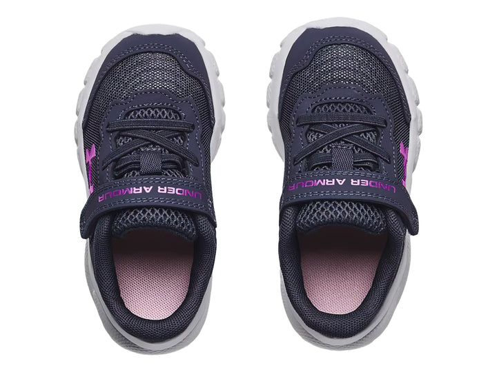 Tenis deportivos Under Armour color morado con suela blanca y logotipo rosa.