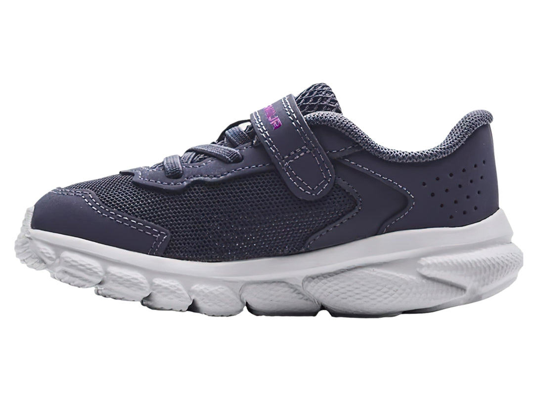 Tenis deportivos Under Armour color morado con suela blanca y logotipo rosa.