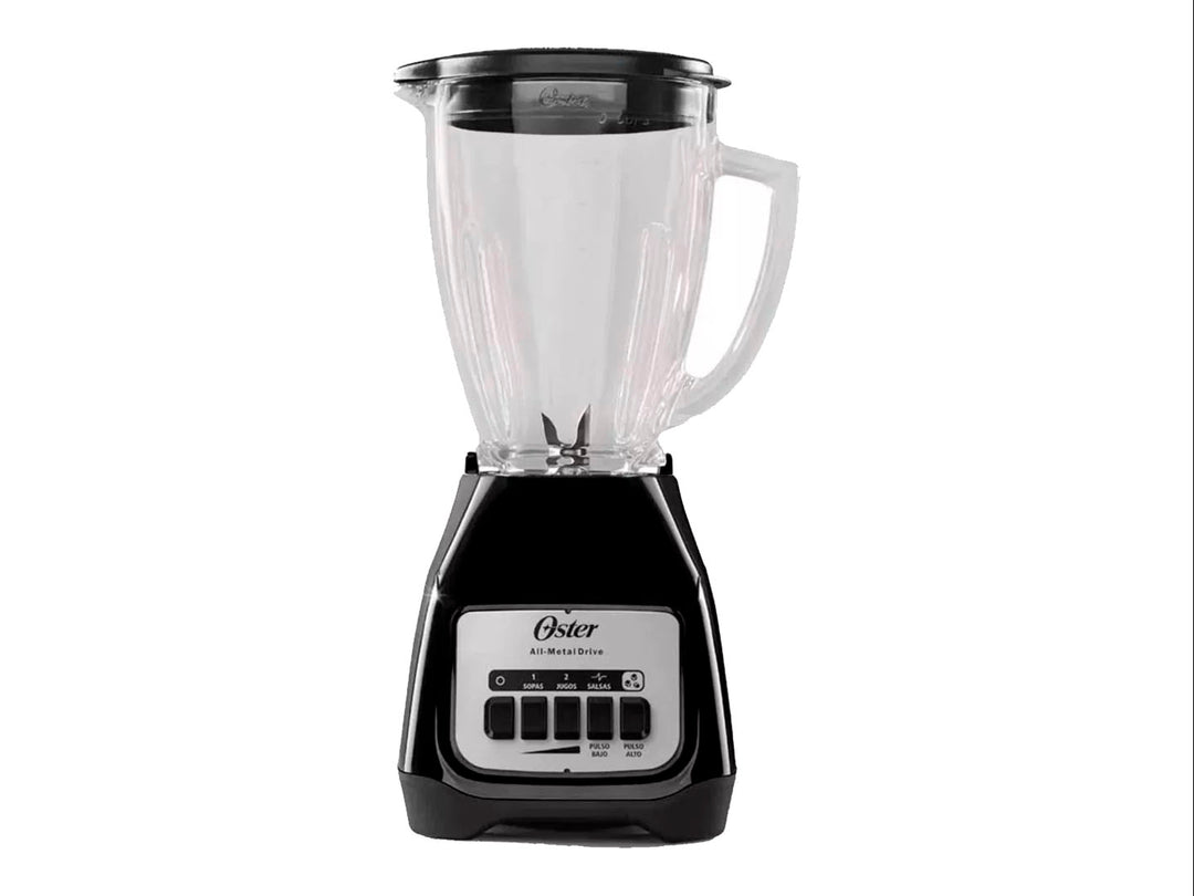 Licuadora Oster de color negro con vaso de vidrio transparente y controles frontales.
