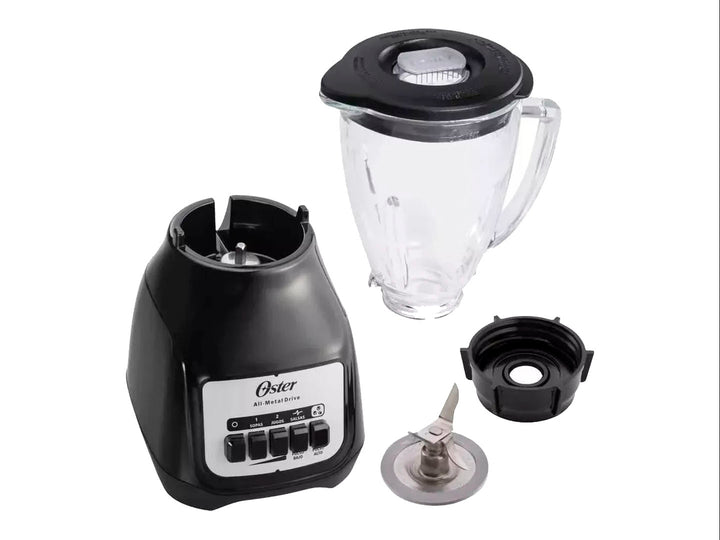 Licuadora Oster de color negro con vaso de vidrio transparente y controles frontales.