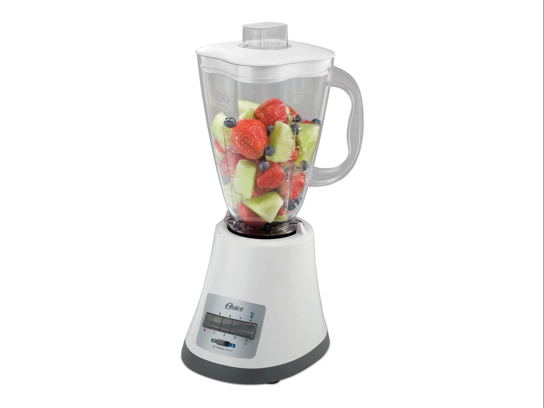 Licuadora Oster blanca con vaso de vidrio transparente y base con controles de velocidad.