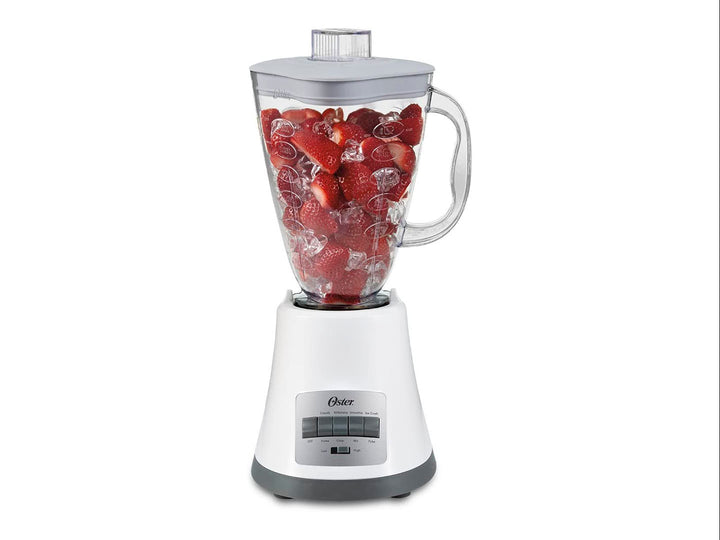 Licuadora Oster blanca con vaso de vidrio transparente y base con controles de velocidad.