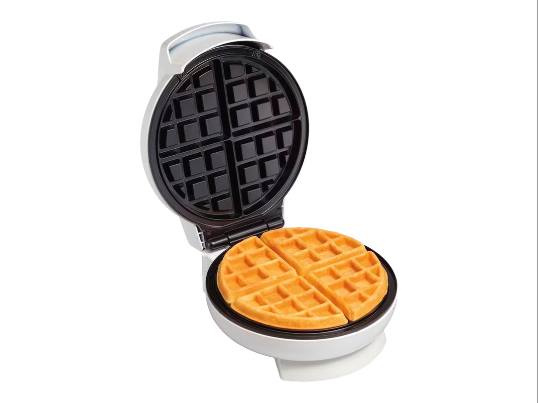 Waflera Proctor Silex blanca con placas negras antiadherentes y un waffle recién cocinado en su interior.