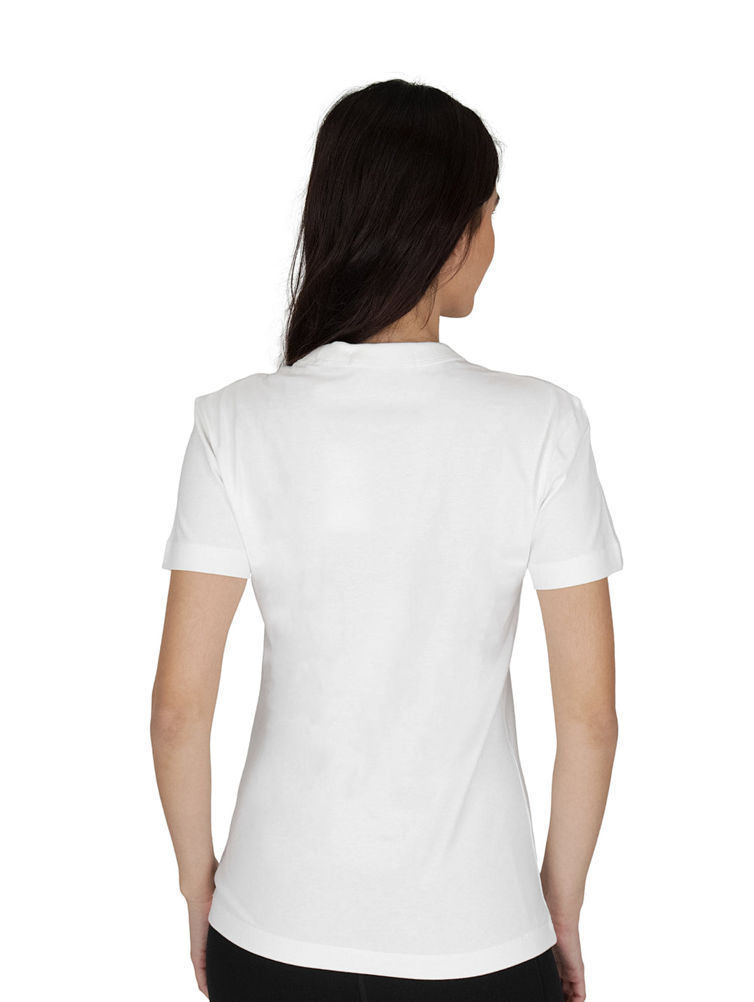 Mujer vistiendo una playera blanca de manga corta y cuello redondo con un logo rectangular rojo en el pecho.