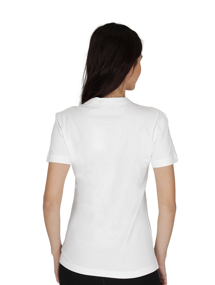 Mujer vistiendo una playera blanca de manga corta y cuello redondo con un logo rectangular rojo en el pecho.