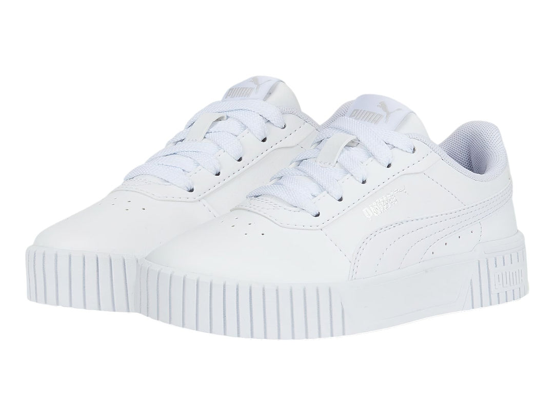 Tenis PUMA Carina 2.0 en color blanco con suela de plataforma.