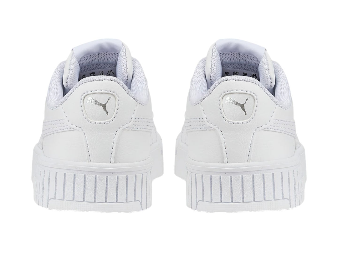 Tenis PUMA Carina 2.0 en color blanco con suela de plataforma.