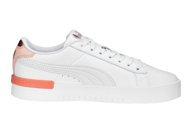 Tenis PUMA Jada Renew color blanco con detalles en rosa en el talón y la suela.
