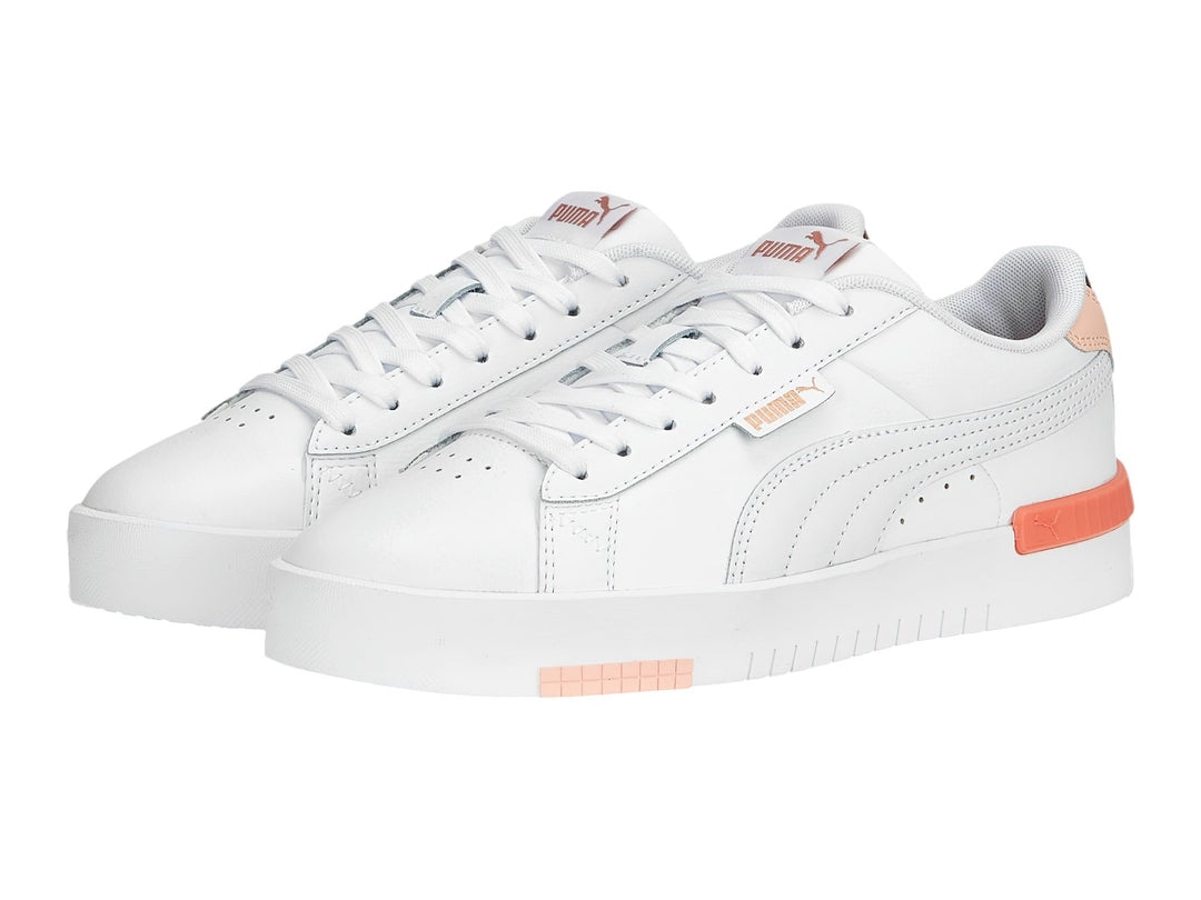 Tenis PUMA Jada Renew color blanco con detalles en rosa en el talón y la suela.