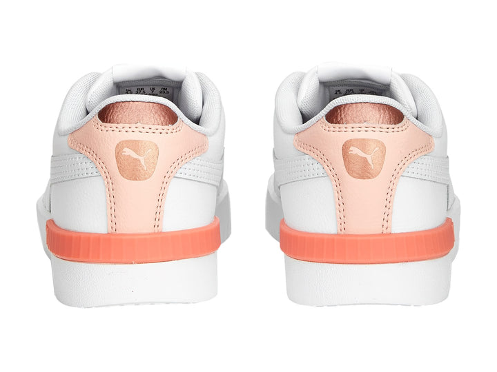 Tenis PUMA Jada Renew color blanco con detalles en rosa en el talón y la suela.