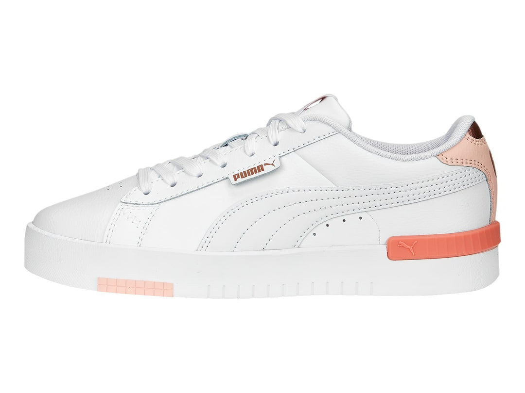 Tenis PUMA Jada Renew color blanco con detalles en rosa en el talón y la suela.