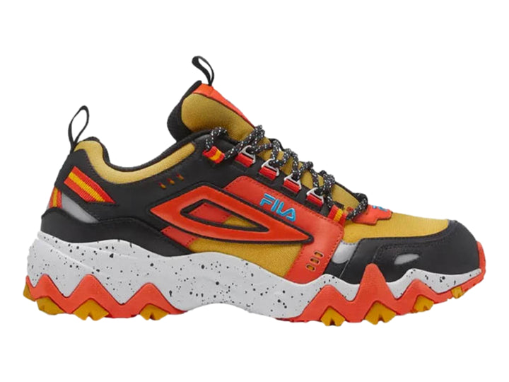 Tenis FILA Oakmont TR en colores amarillo, rojo y negro con suela blanca moteada y diseño robusto.
