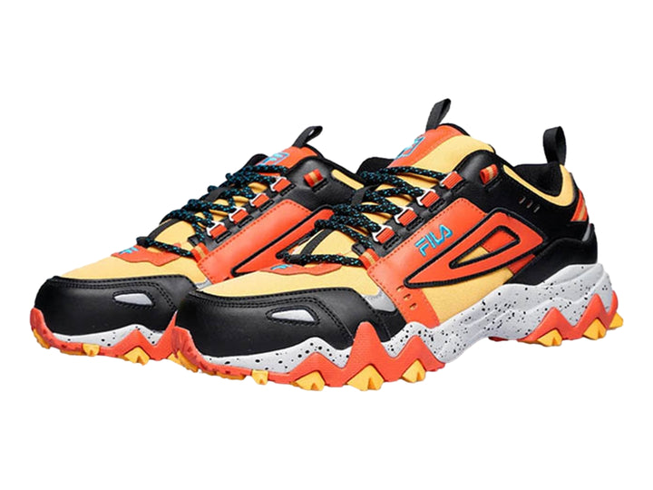 Tenis FILA Oakmont TR en colores amarillo, rojo y negro con suela blanca moteada y diseño robusto.