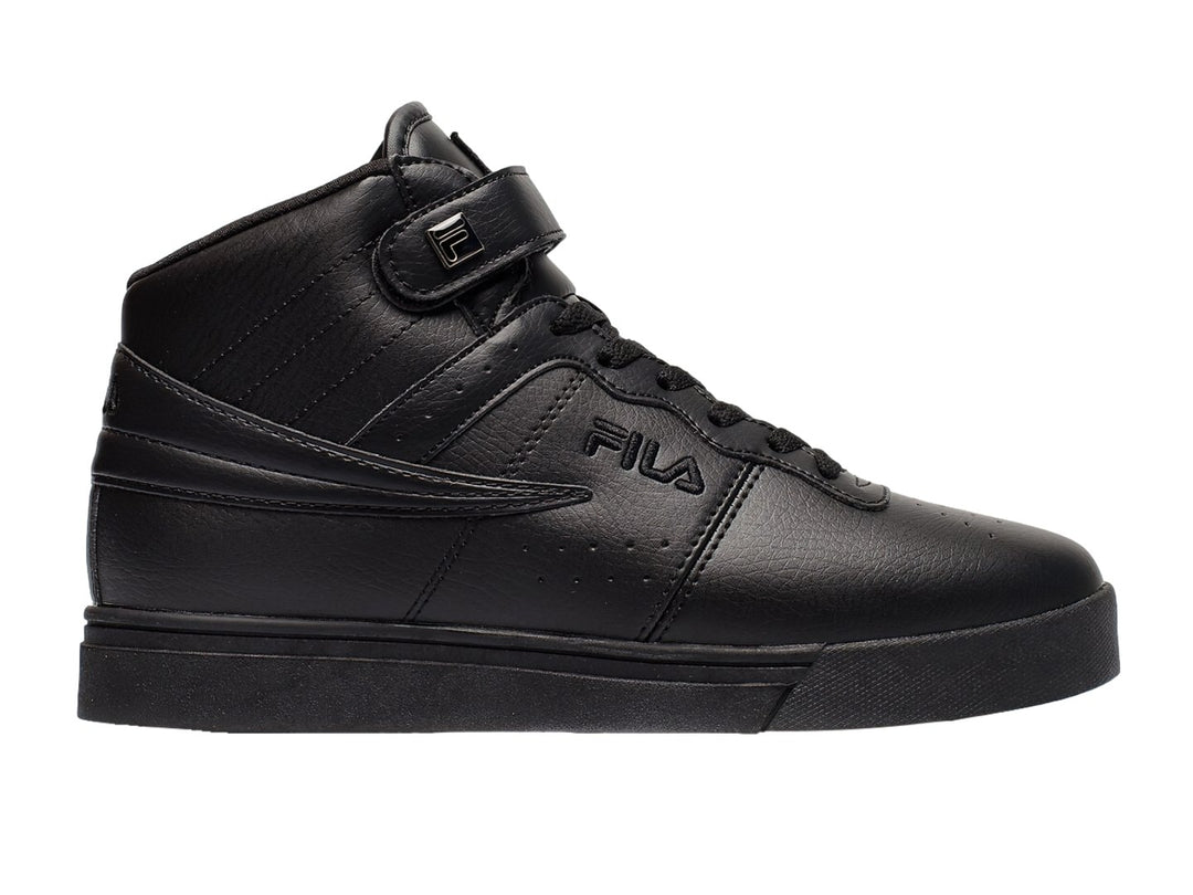 Tenis FILA VULC 13 color negro, diseño de bota con correa ajustable en el tobillo y suela plana.