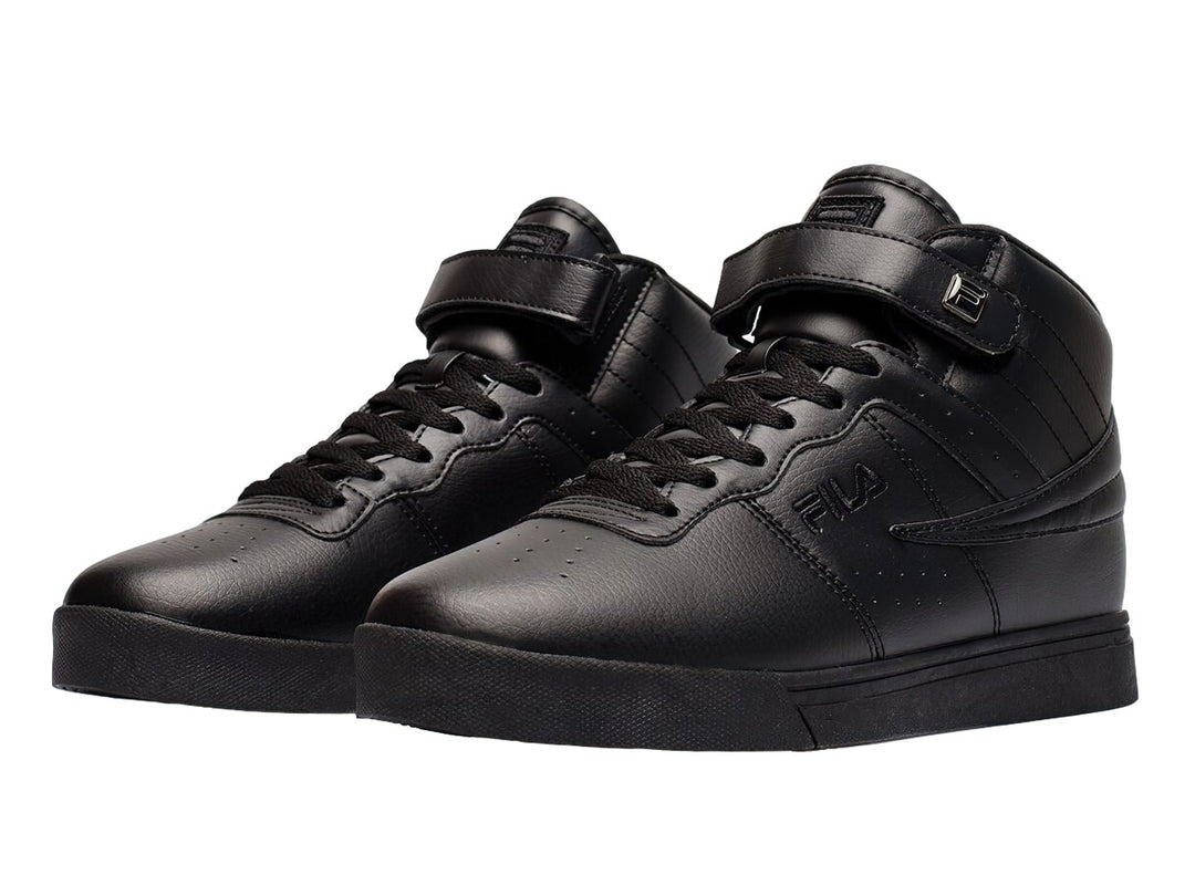 Tenis FILA VULC 13 color negro, diseño de bota con correa ajustable en el tobillo y suela plana.