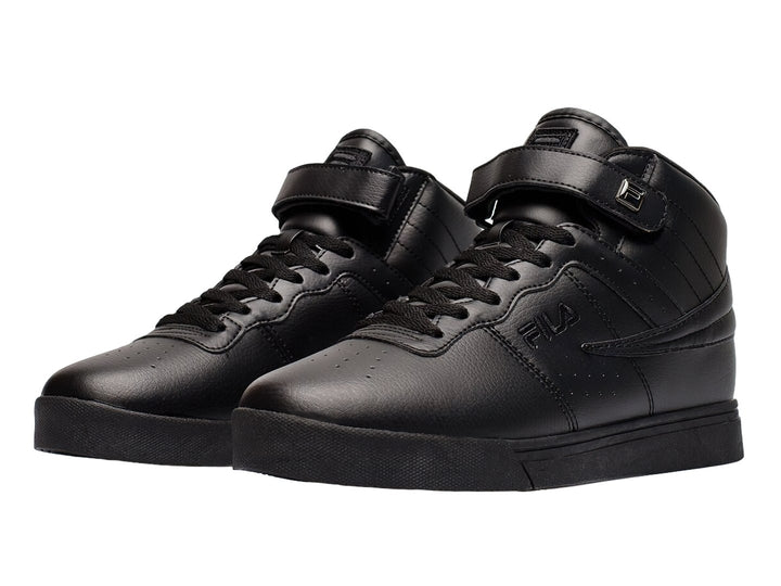 Tenis FILA VULC 13 color negro, diseño de bota con correa ajustable en el tobillo y suela plana.