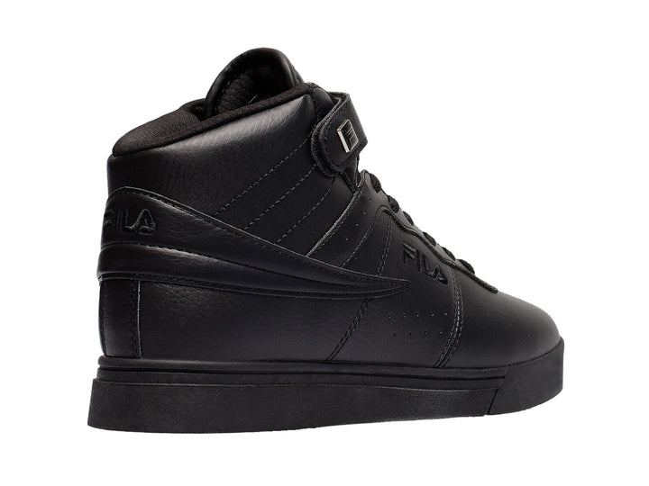 Tenis FILA VULC 13 color negro, diseño de bota con correa ajustable en el tobillo y suela plana.