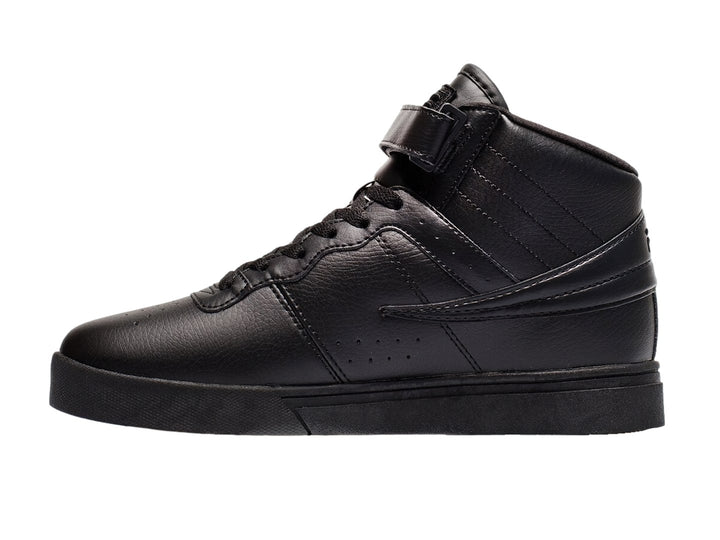 Tenis FILA VULC 13 color negro, diseño de bota con correa ajustable en el tobillo y suela plana.