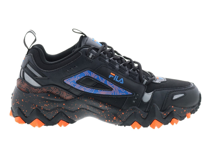Tenis deportivos FILA negros con detalles en azul y suela robusta en color naranja.