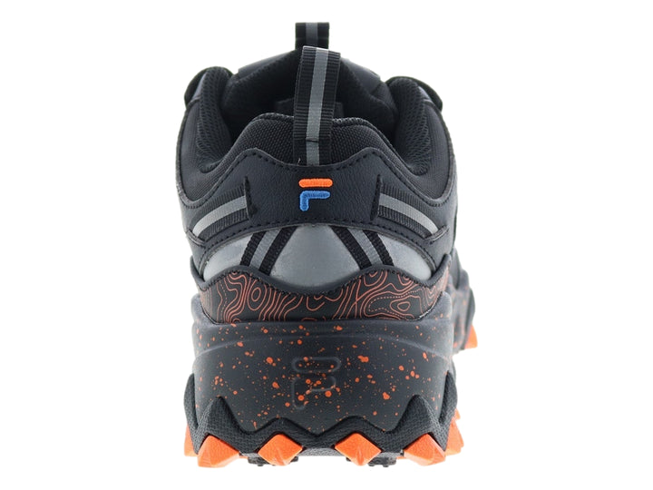Tenis deportivos FILA negros con detalles en azul y suela robusta en color naranja.