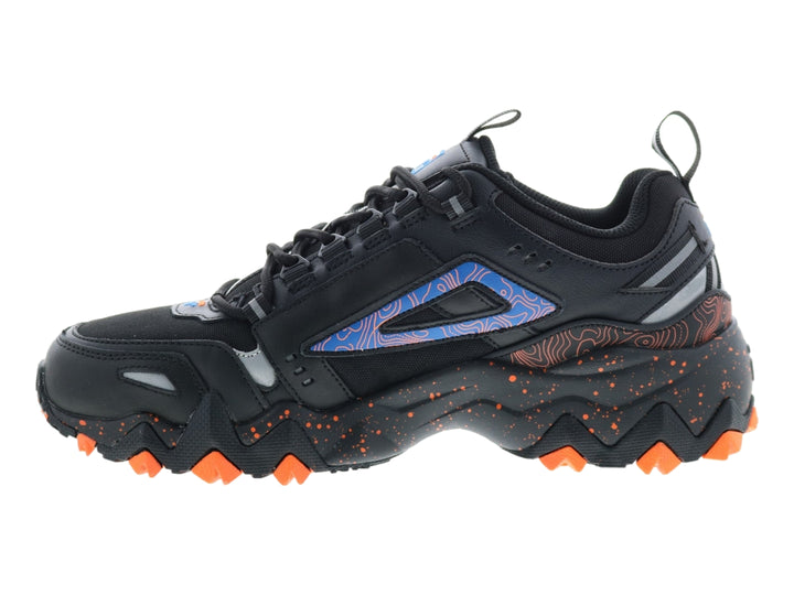 Tenis deportivos FILA negros con detalles en azul y suela robusta en color naranja.