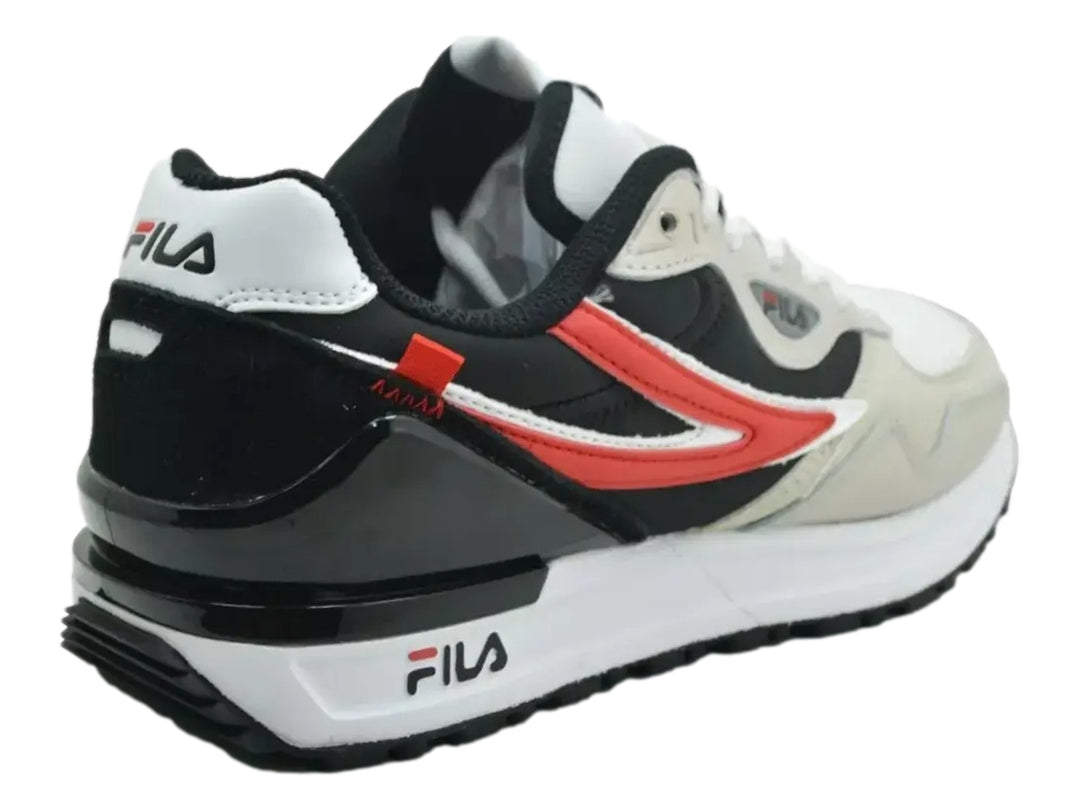 Tenis deportivos FILA en colores blanco y negro con una franja roja lateral y suela blanca.