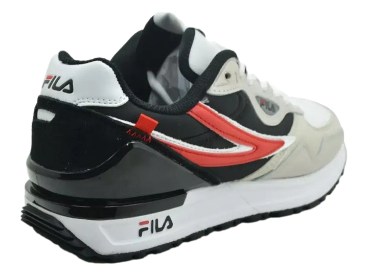 Tenis deportivos FILA en colores blanco y negro con una franja roja lateral y suela blanca.