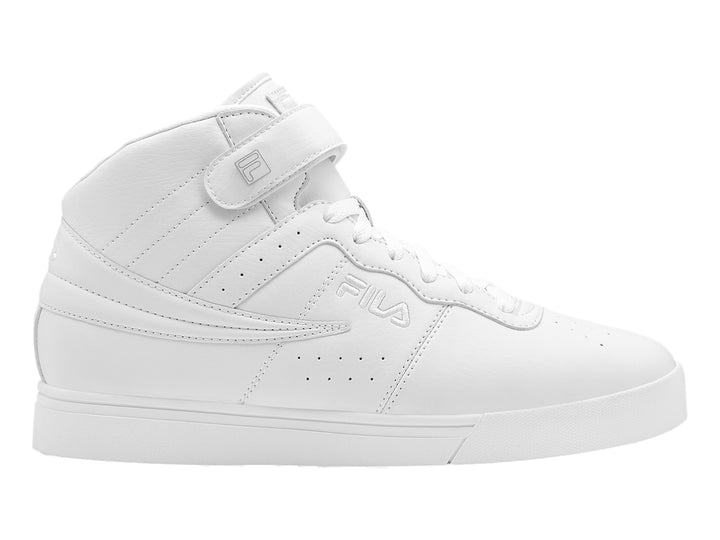 Tenis FILA color blanco estilo bota alta con agujetas y correa de velcro en el tobillo.