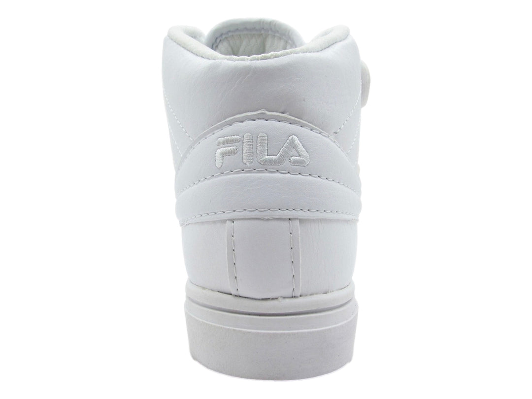 Tenis FILA color blanco estilo bota alta con agujetas y correa de velcro en el tobillo.