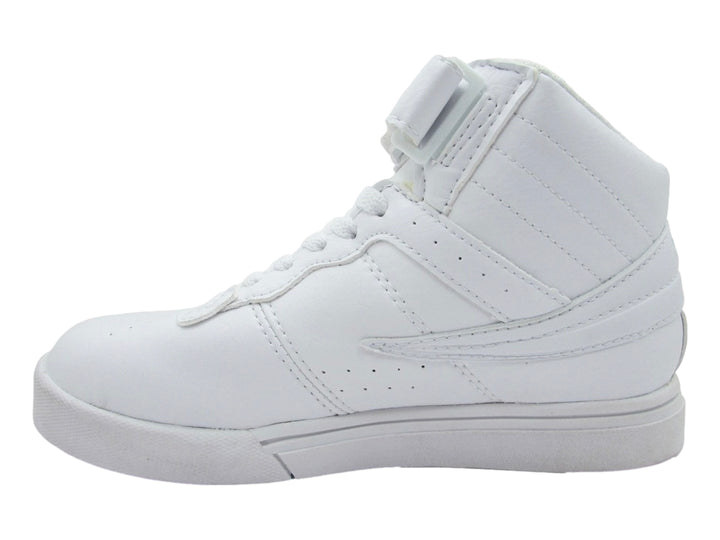 Tenis FILA color blanco estilo bota alta con agujetas y correa de velcro en el tobillo.